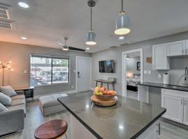 Peaceful Apache Junction Condo about 1 Mi to Downtown!，位于阿帕奇章克申的酒店