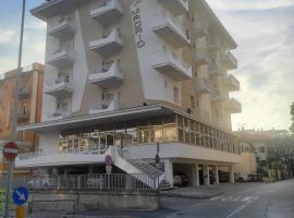 马德里酒店，位于里米尼的酒店