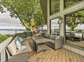 Spacious Beaver Lake Home with Stunning Views!，位于Garfield的宠物友好酒店