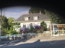 Le premier etage indépendant dans une maison avec grand parc，位于洛里昂的酒店