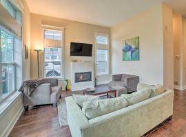 Benton Harbor Townhome with Golf Course View!，位于本顿港的酒店