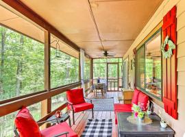 Quaint Murphy Cabin in Serene Wooded Setting!，位于墨菲的酒店