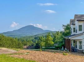 Hot Tub and EV Charger Helen Getaway with Views!，位于海伦的酒店