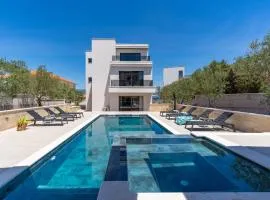 NEW! Villa Lady Maris with heated private pool, 5 en-suite bedrooms, 70m from beach