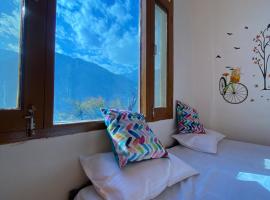 Safarnama Homestay Manali - Rooms with Mountain and Sunset view，位于马拉里的酒店
