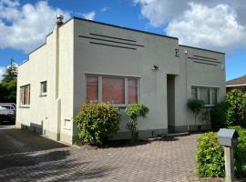 Central City Art Deco 2 bedroom House，位于罗托鲁瓦的酒店