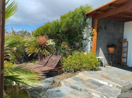 Beautiful small bungalow, amazing views and garden，位于法马拉的乡村别墅