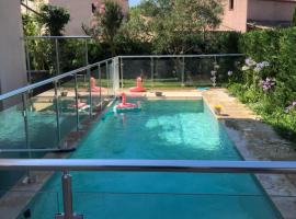 Villa Elimia avec piscine chauffée，位于昂蒂布安提贝斯海洋公园附近的酒店
