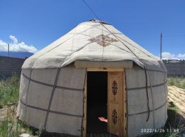 Guest house and Yurt camp "Ailuu"，位于Tong的露营地
