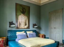 Castle Elvira - The Castle & The Cottage，位于Trepuzzi的酒店