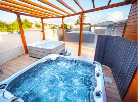 Studio Jacuzzis et piscine au centre ville de Port-Louis，位于路易港的酒店