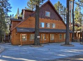 Big Bear Big 10 w/HOT TUB/walk to Snow Summit!!，位于大熊湖的酒店