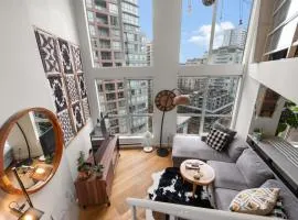 Rare Find Loft with full kitchen at Heart of Downtown