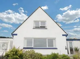 Spacious Detached House with Parking & Views