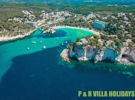 Villa Can Pere Cala Galdana Menorca，位于卡拉加尔达纳的带泳池的酒店