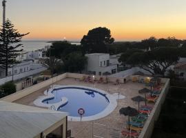 Apartamentos Inma Mayor en primera línea de playa, con Parking y Piscina，位于洛斯卡尼奥斯德梅卡的酒店