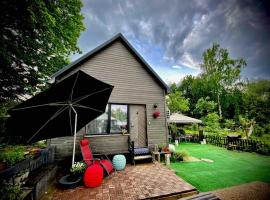 Amazing little house on an island with garden，位于里加Grand Stage at Mezaparks附近的酒店