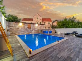 Luxury house David with heated pool, jacuzzi and sauna，位于Nerežišća的带停车场的酒店