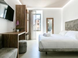 DOMUS CAVOUR Rooms&Suites，位于蒂拉诺的酒店