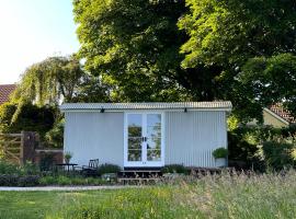 Self-catering shepherds hut with private garden in Durhams idyllic countryside，位于杜伦Lanchester Road Hospital附近的酒店