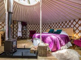 Yurt with Hot Tub near Hartington, Peak District，位于巴克斯顿的酒店