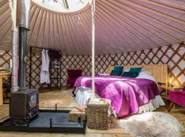 Luxury Yurt with Hot Tub - pre-heated for your arrival，位于巴克斯顿的豪华帐篷
