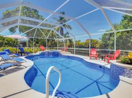 Waterfront Pool Villa with Sailboat access，位于珊瑚角Coralwood Mall附近的酒店