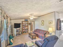 Bright Steinhatchee Home Proximity to Ocean!，位于Steinhatchee的酒店