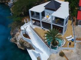 Yemaya Villa Curaçao Unique-Oceanfront-Private stairway to sea!，位于威廉斯塔德的别墅