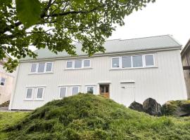 Abbasa hús-Grandpa s house Kumlavegur 9，位于Miðvágur的乡村别墅