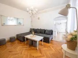GoodLife Holiday House - Family & Friends