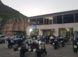 Rozafa Ferry & Accommodation，位于Koman的酒店