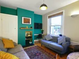 Tastefully Decorated 1-Bed with Free Parking - At Hem