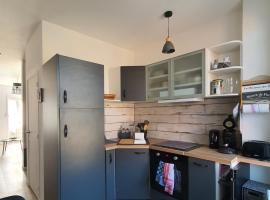 appartement rénové et lumineux a mers les bains au dessus d'un ancien commerce mersois en duplex pour 4 personnes pour du repos, des vacances ou pour le travail，位于梅尔·莱斯·拜恩斯的酒店