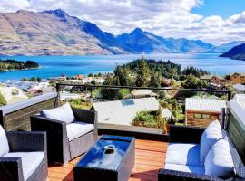 Stunning Home with Amazing Wakatipu Lake Views，位于皇后镇的酒店