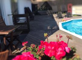 Centralt och havsnära med utsikt mot pool，位于卡尔马的度假短租房