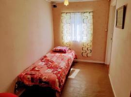 Single bedroom, outside toilet, shower, kitchen. 120 m from Sandbach，位于Bräcke的酒店