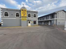 Motel 9，位于拉雷多Laredo International Airport - LRD附近的酒店