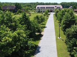Hotel Dvorac Jurjevac，位于Brežane Lekeničke的酒店