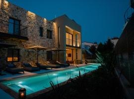 Capital Luxury Suites，位于纳夫普利翁的带泳池的酒店