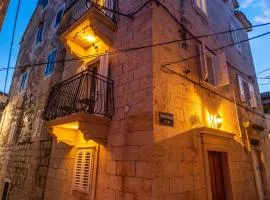 Old town Makarska apartments - central square