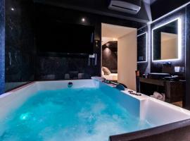 4 Suites " unconventional living rooms "，位于卡塔尼亚的带按摩浴缸的酒店