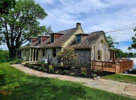 Downingtown Manor - 1900s Farmhouse with Creek Views，位于唐宁敦的酒店