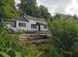 Arrochar Fern Cottage with Wood Burner & Loch View，位于阿罗柴尔的住所