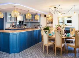 Cosy Open Plan Harbourside Inn with SuperKing Beds, Wood Burning Stove and Bar