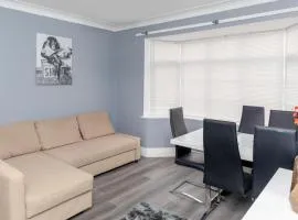 Leeds city centre spacious house free parking and Wi-Fi