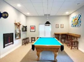 Peaceful treetop escape! Pool table, grill, games, sleeps 10!