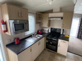 Three Lochs Holiday Caravan for Families and Couples，位于牛顿斯图尔特的酒店