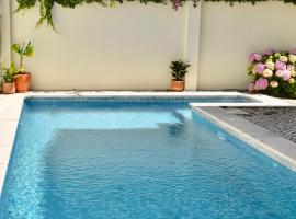 Beach house upscale villa with pool，位于卡帕里卡海岸的酒店
