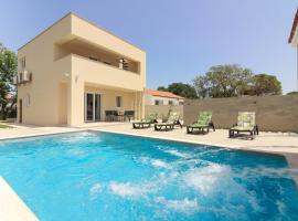Villa Sunshine with private Hydromassage Pool near the beach，位于佩罗杰的度假屋